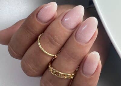 Manucure vernis nude shimmer ongles amande