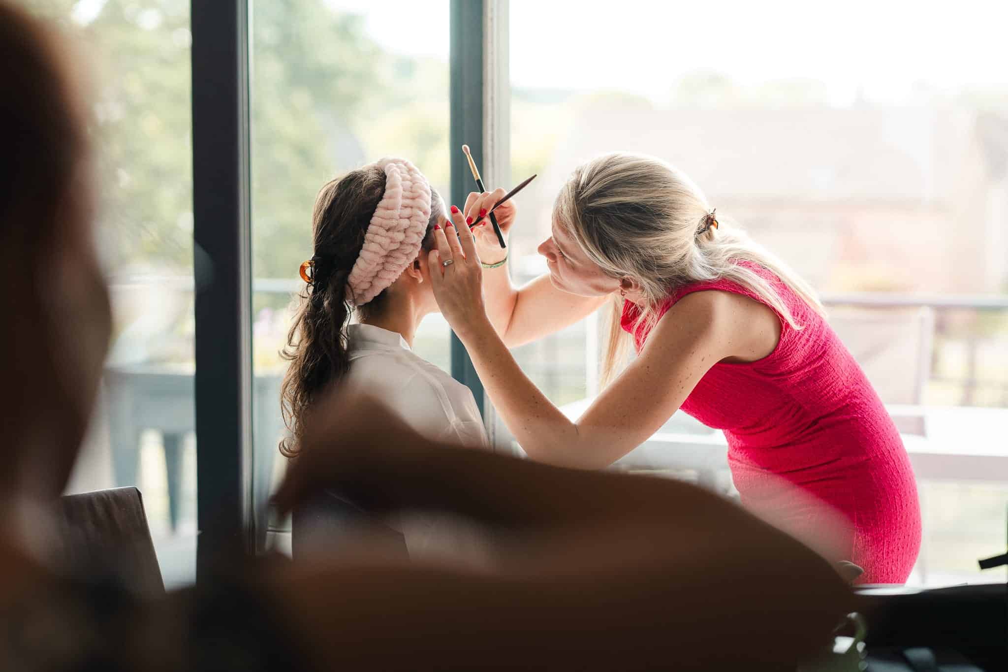 Maquilleuse mariage à Mettet, Mégane applique un maquillage sur une mariée en préparation